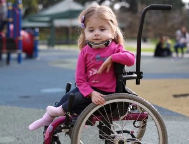 Αυτό είναι το 7χρονο κοριτσάκι που είναι φτιαγμένο από «γυαλί» (βίντεο)